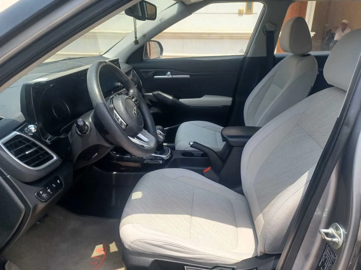 Car image 12