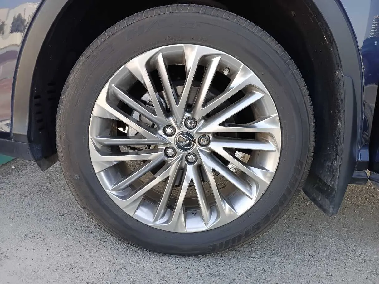 Car image 9