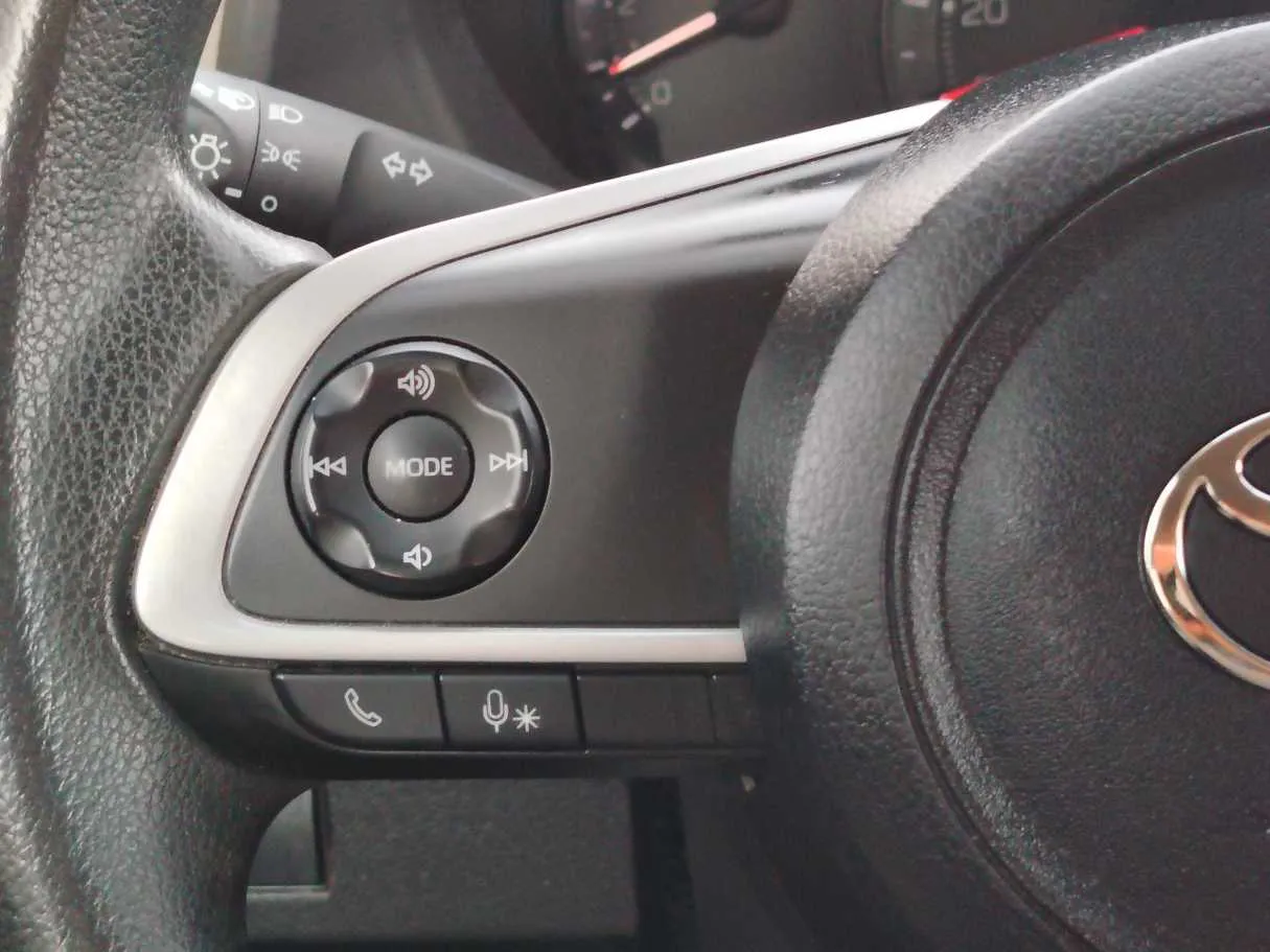 Car image 25