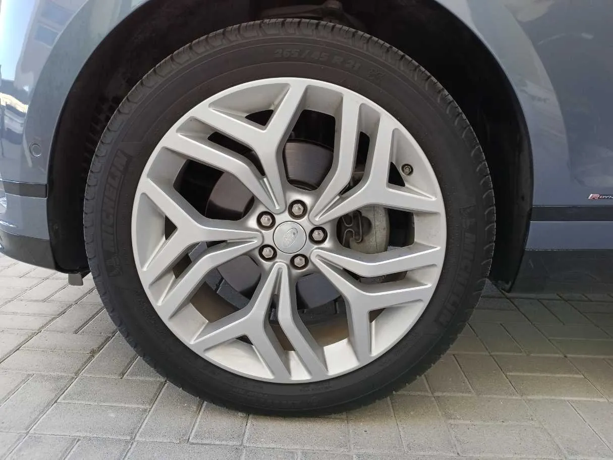 Car image 9