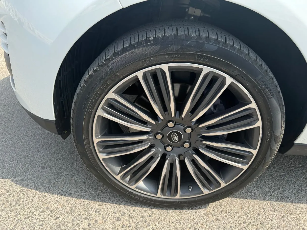 Car image 10