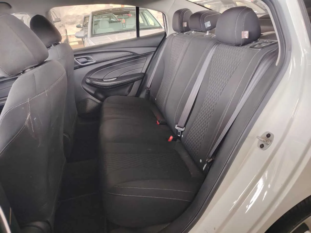Car image 18