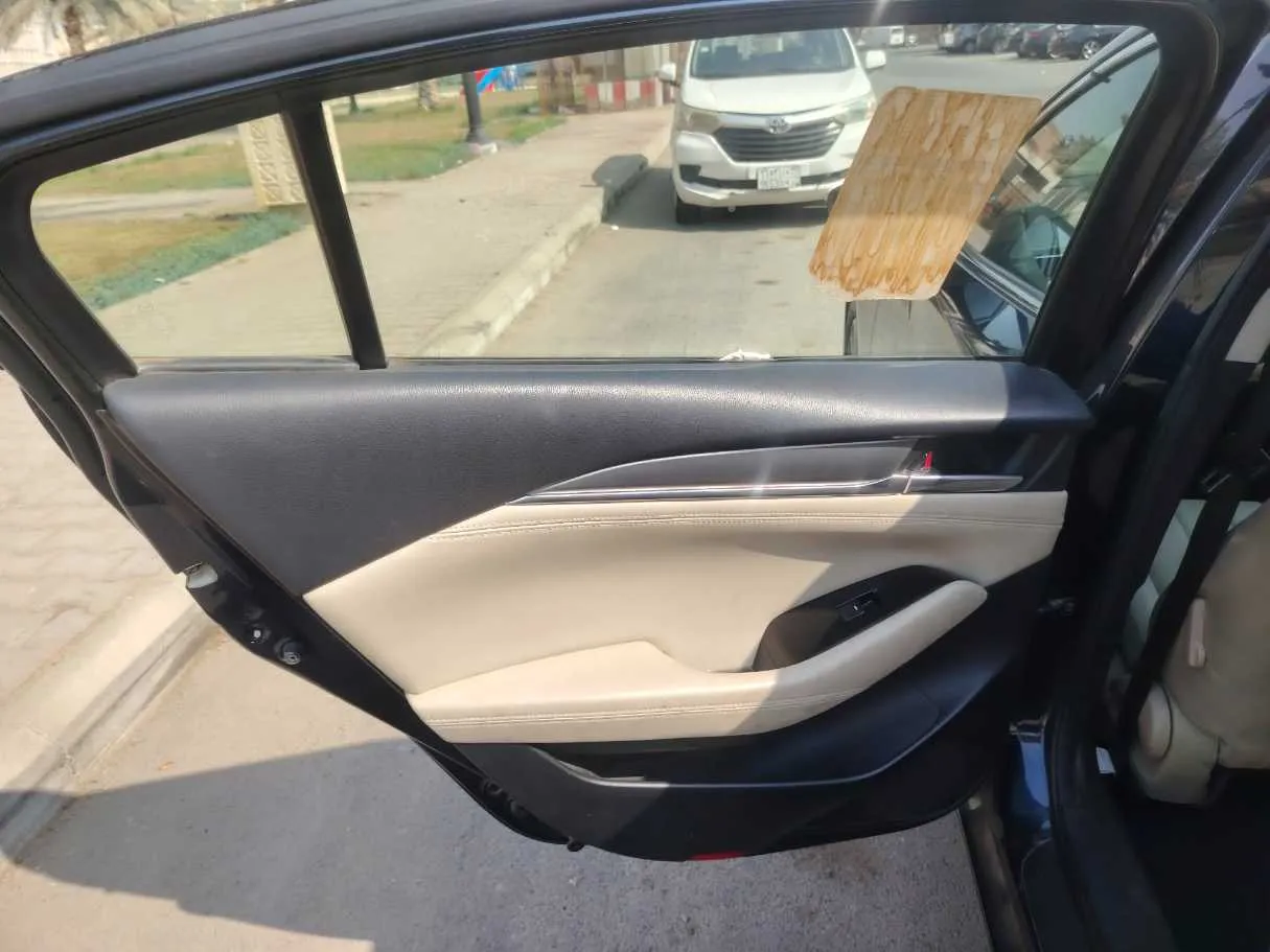 Car image 16