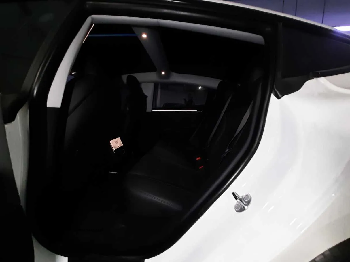 Car image 13