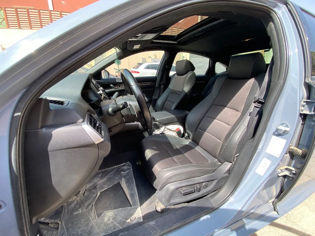 Car image 11