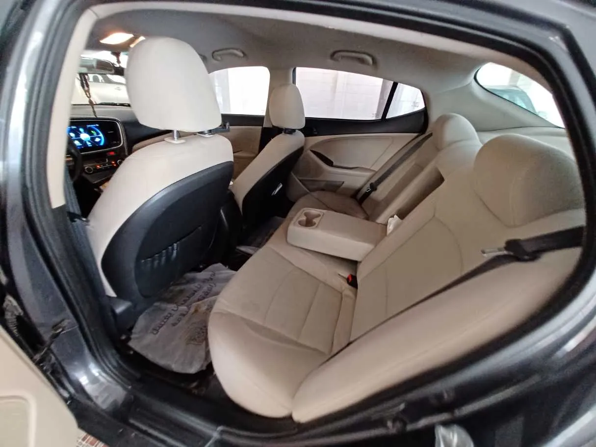 Car image 12