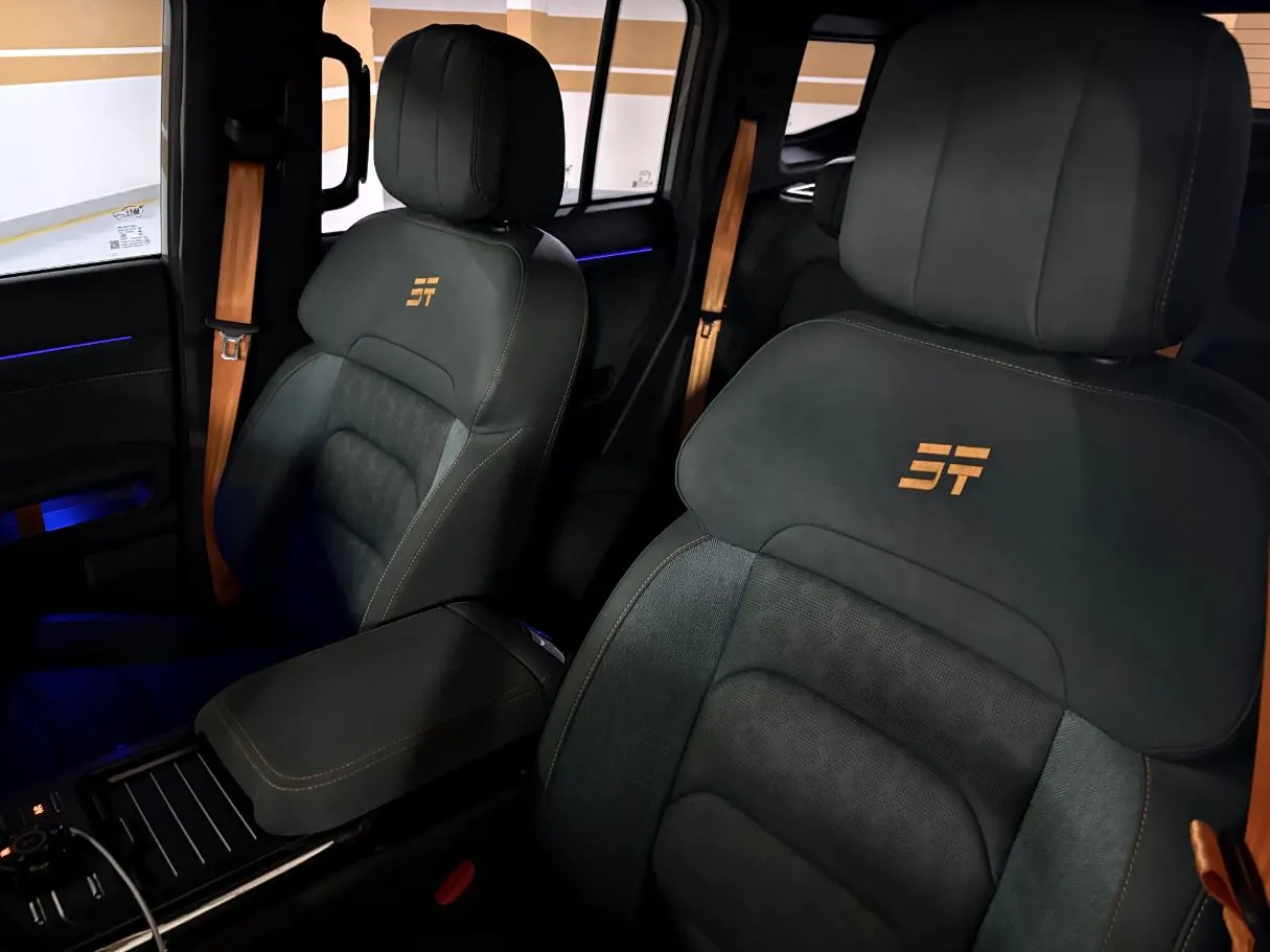 Car image 13
