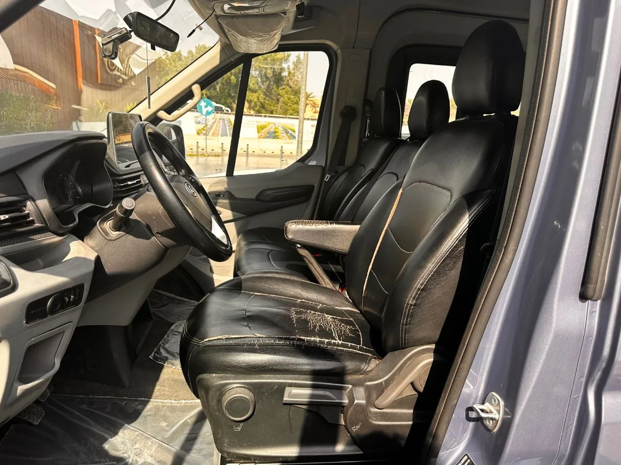 Car image 12