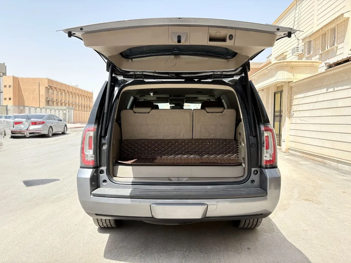 Car image 25