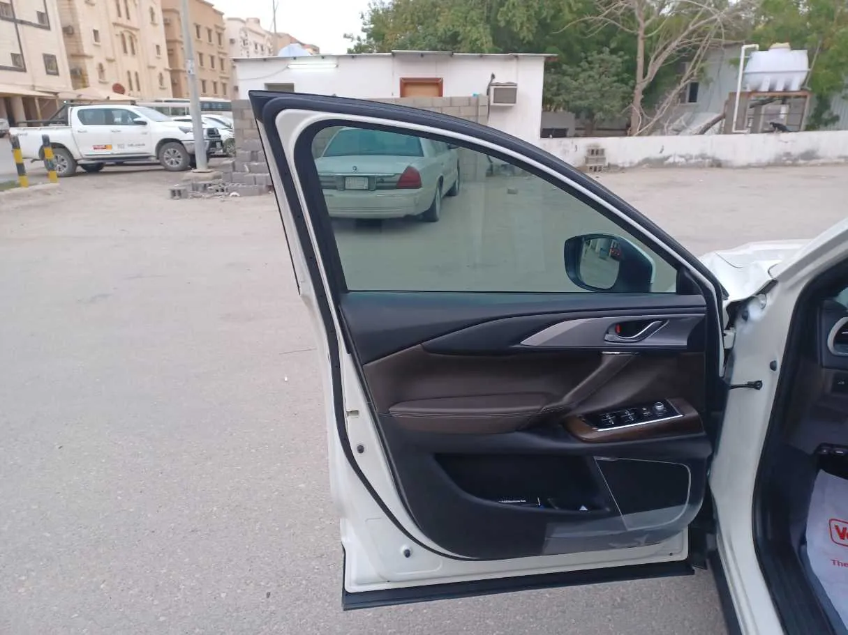 Car image 10