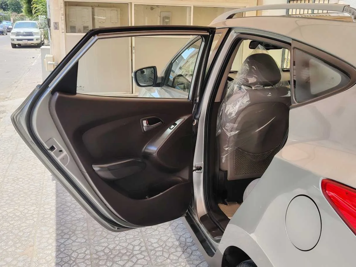 Car image 13