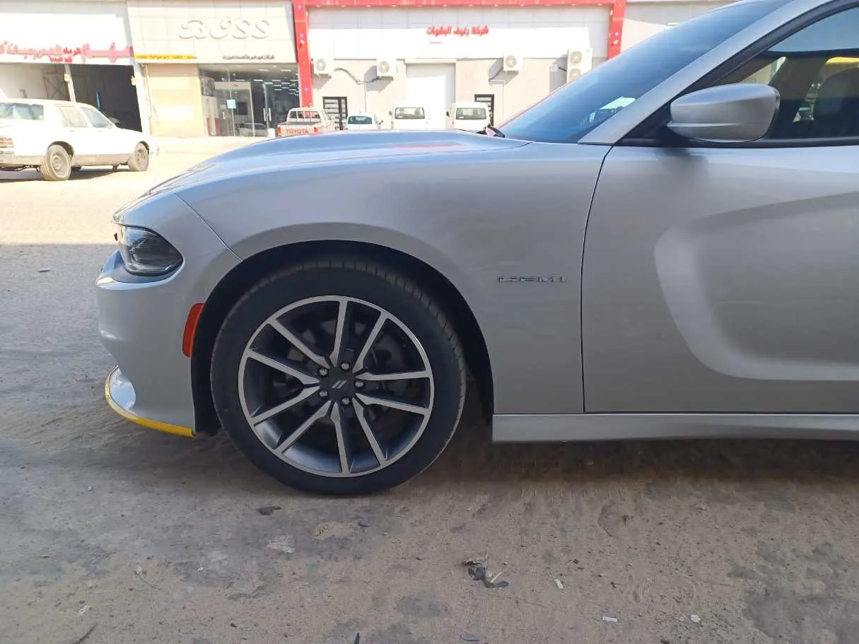 Car image 9