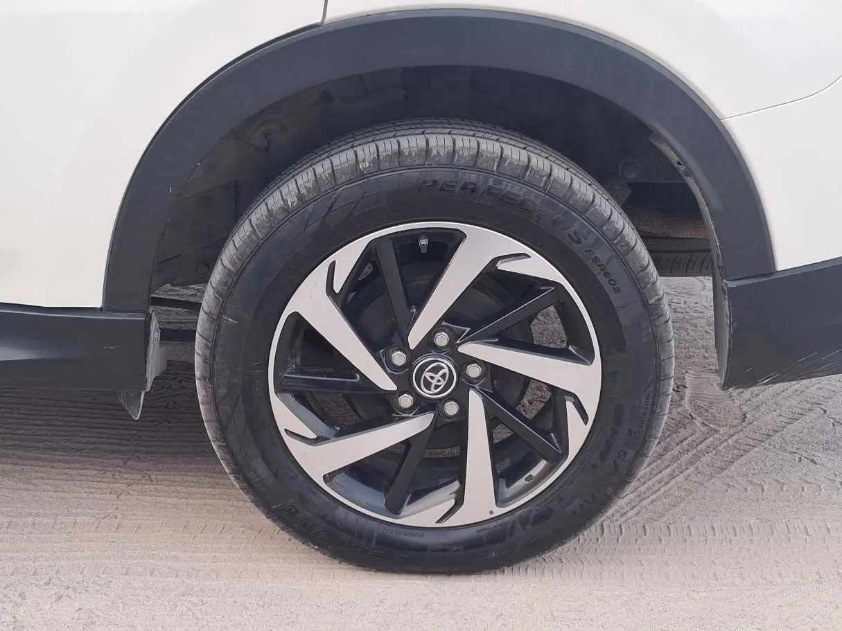 Car image 9