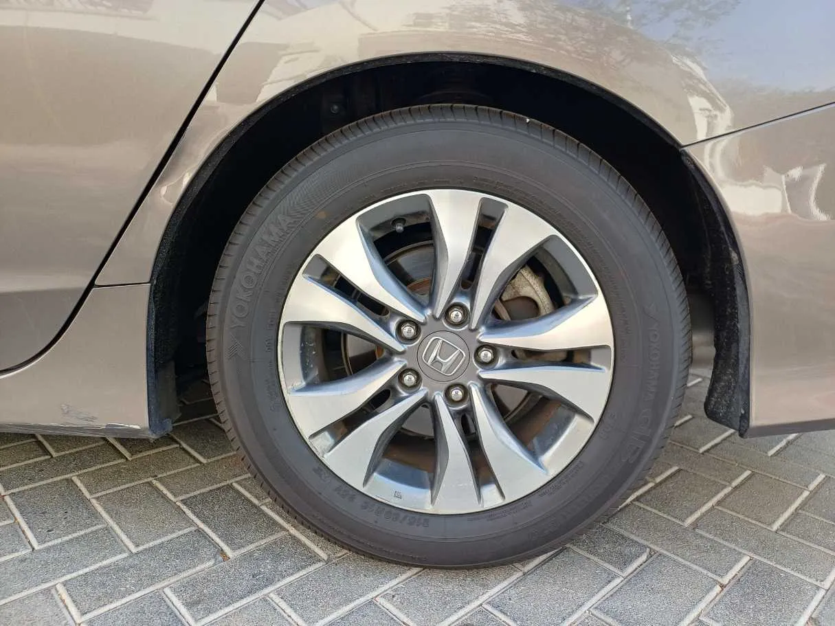 Car image 9