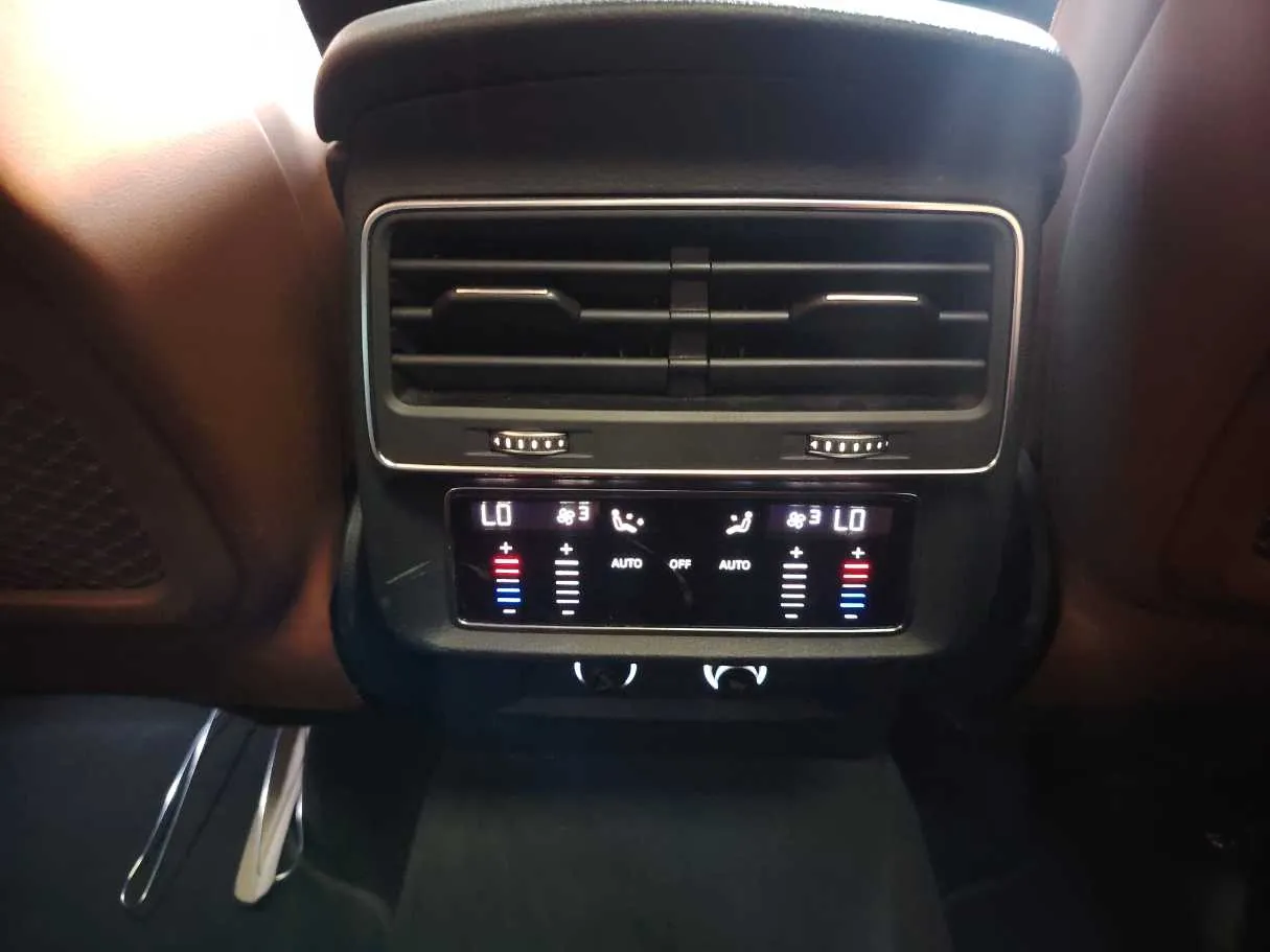 Car image 29