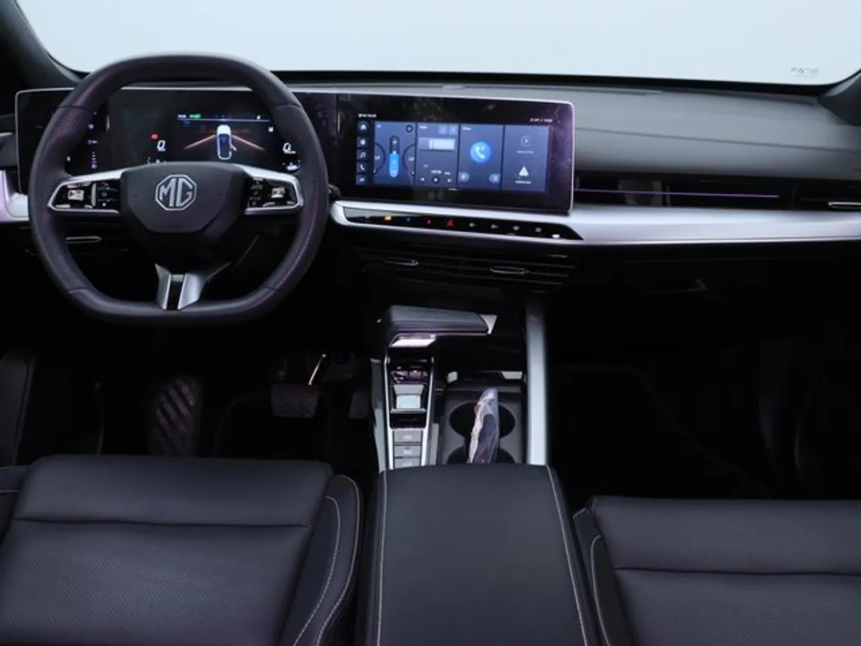 Car image 14