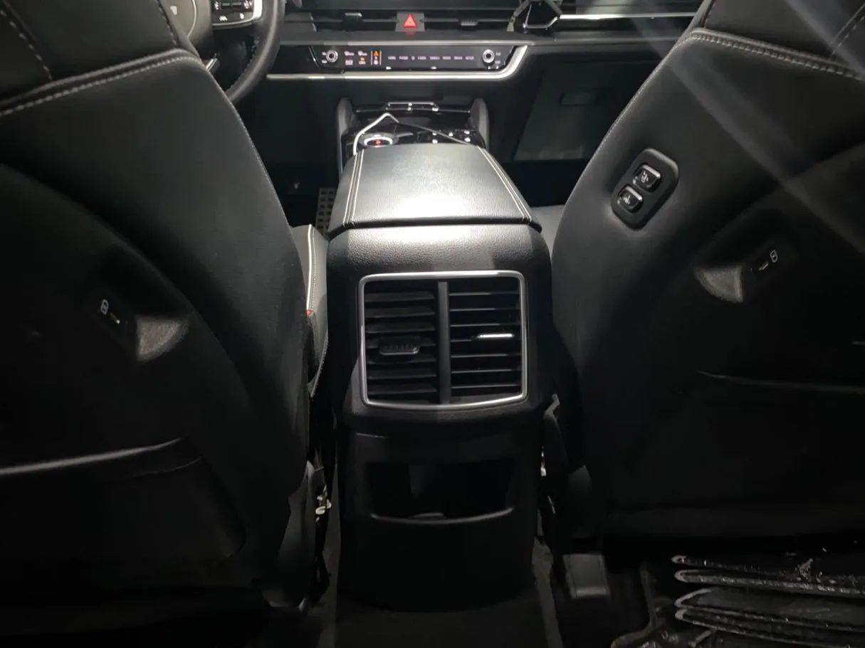 Car image 23
