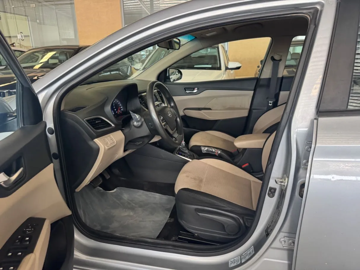 Car image 16