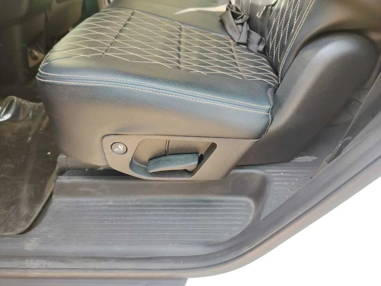 Car image 40