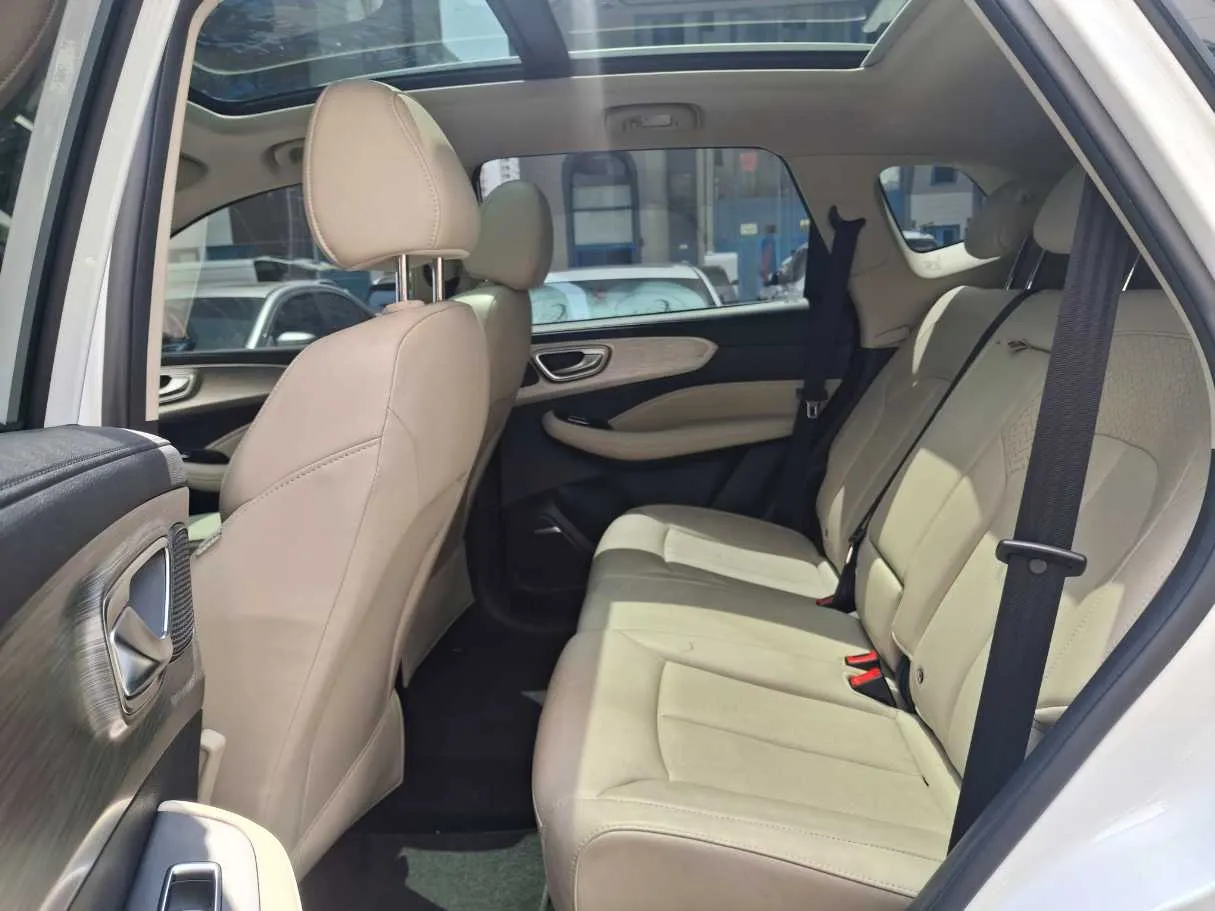 Car image 13