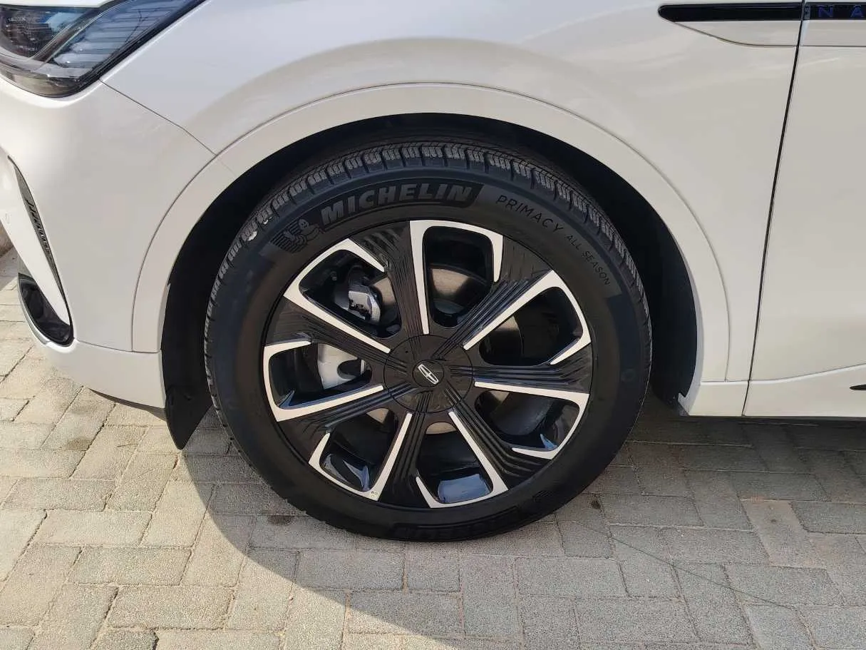Car image 9