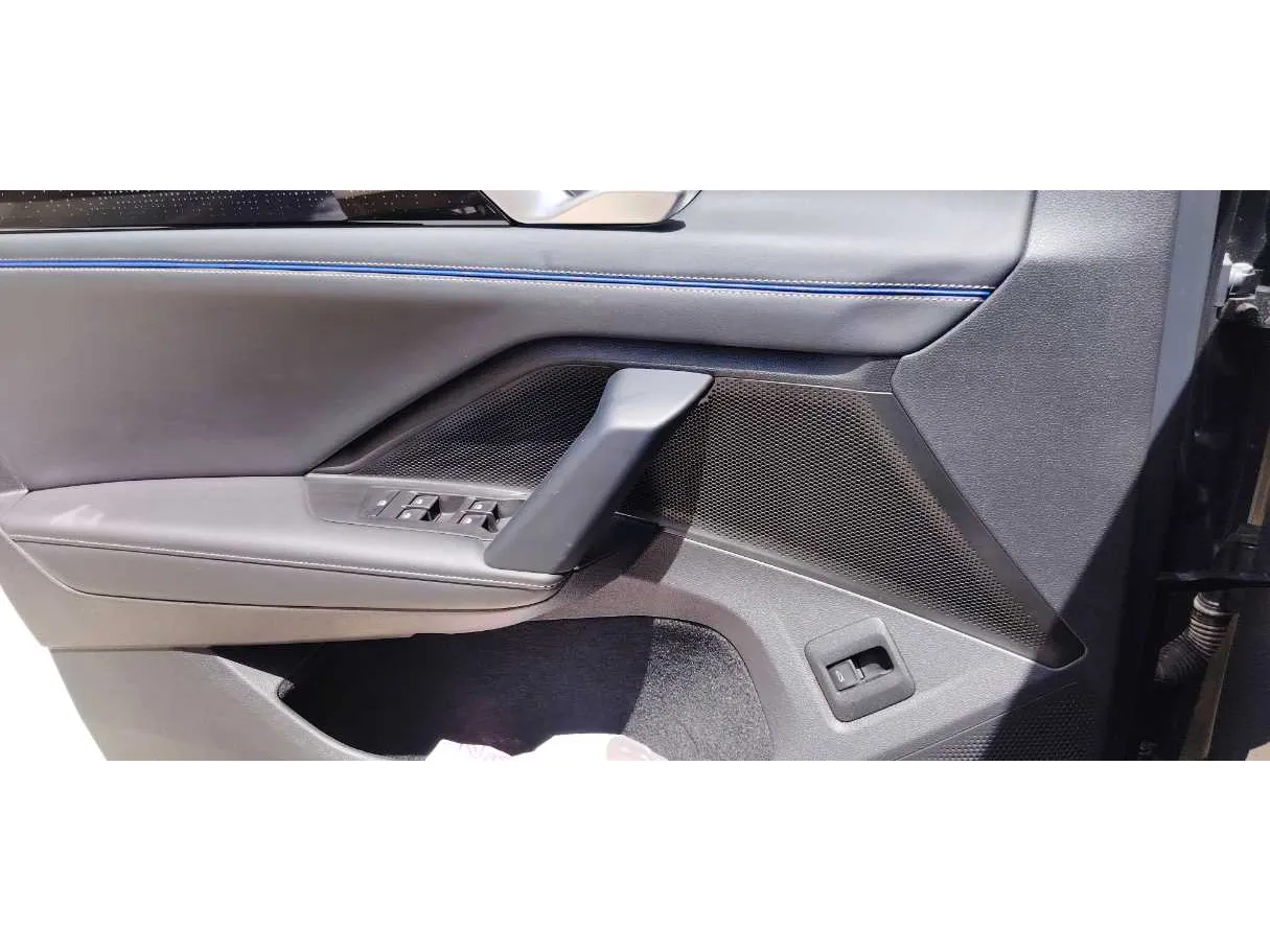 Car image 27