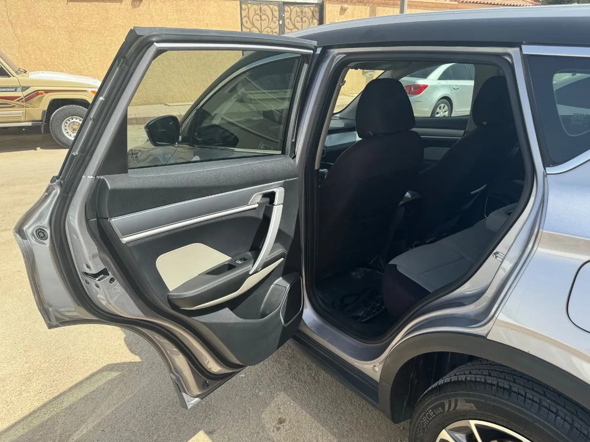 Car image 9