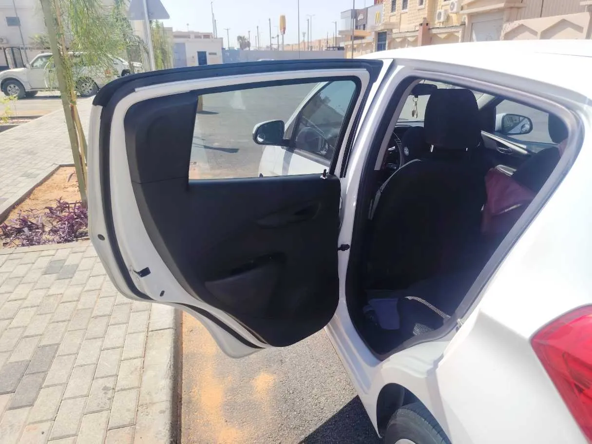 Car image 12