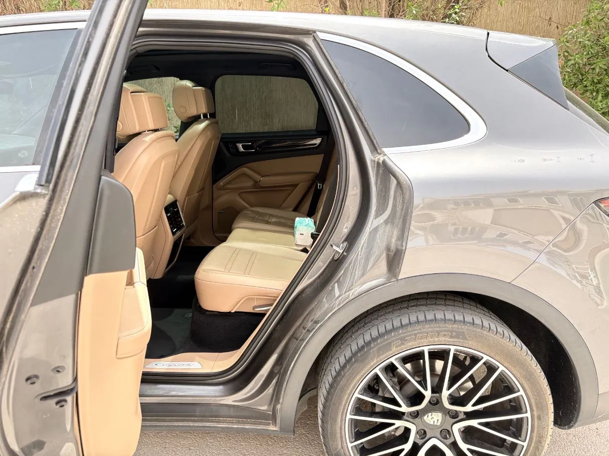 Car image 15