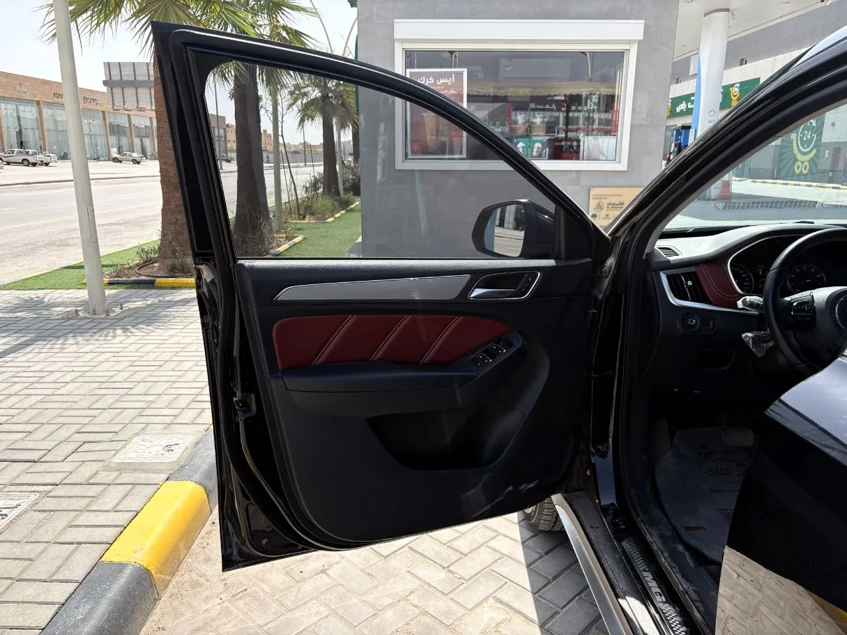 Car image 10