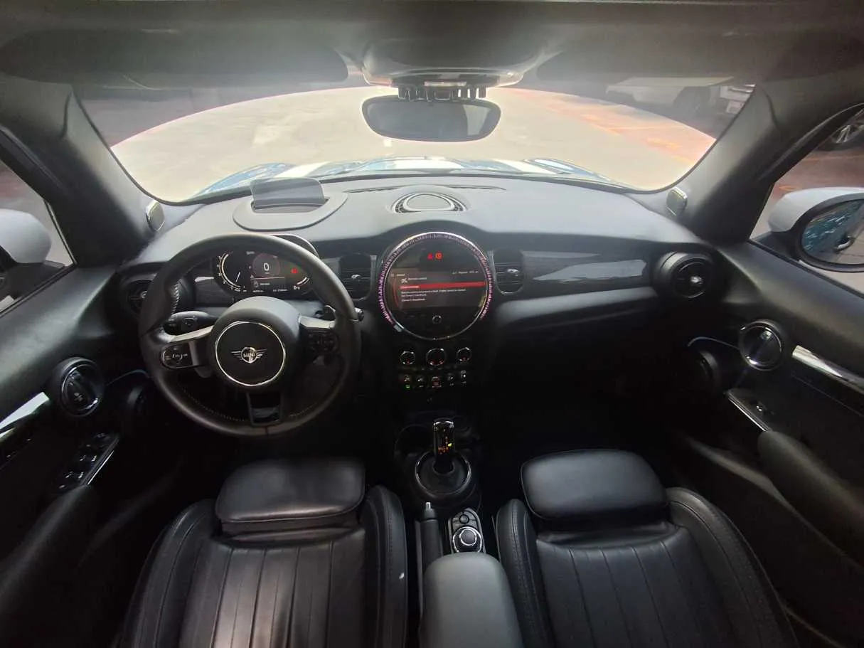 Car image 14