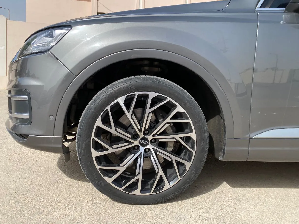 Car image 9