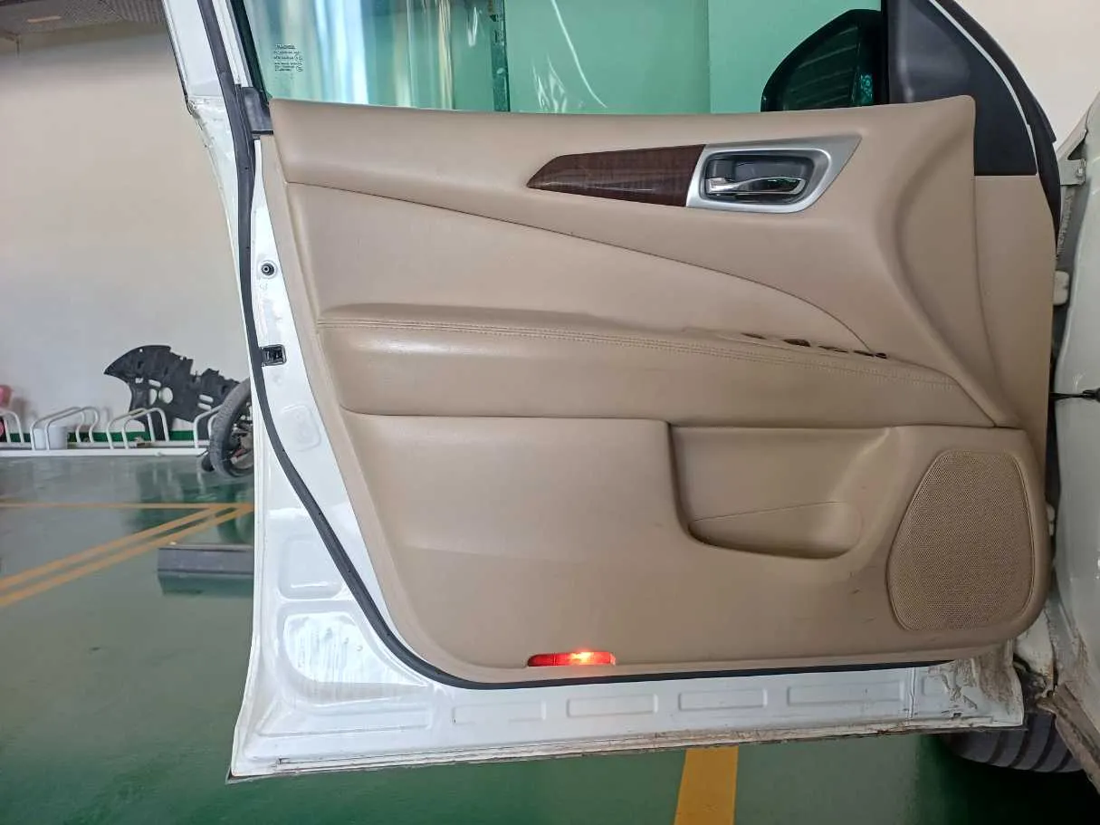 Car image 10