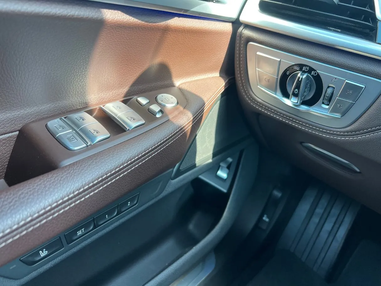 Car image 26