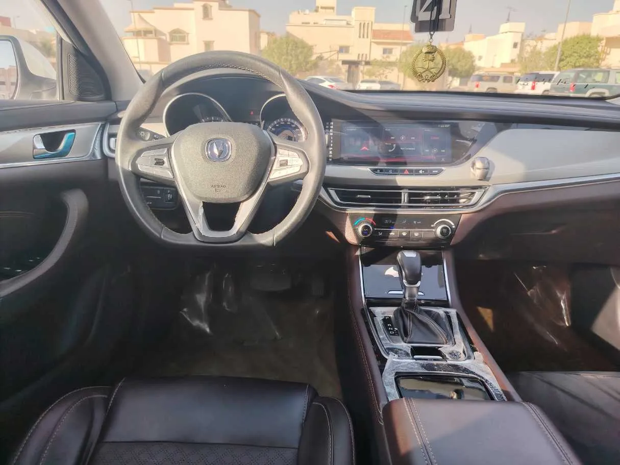 Car image 19