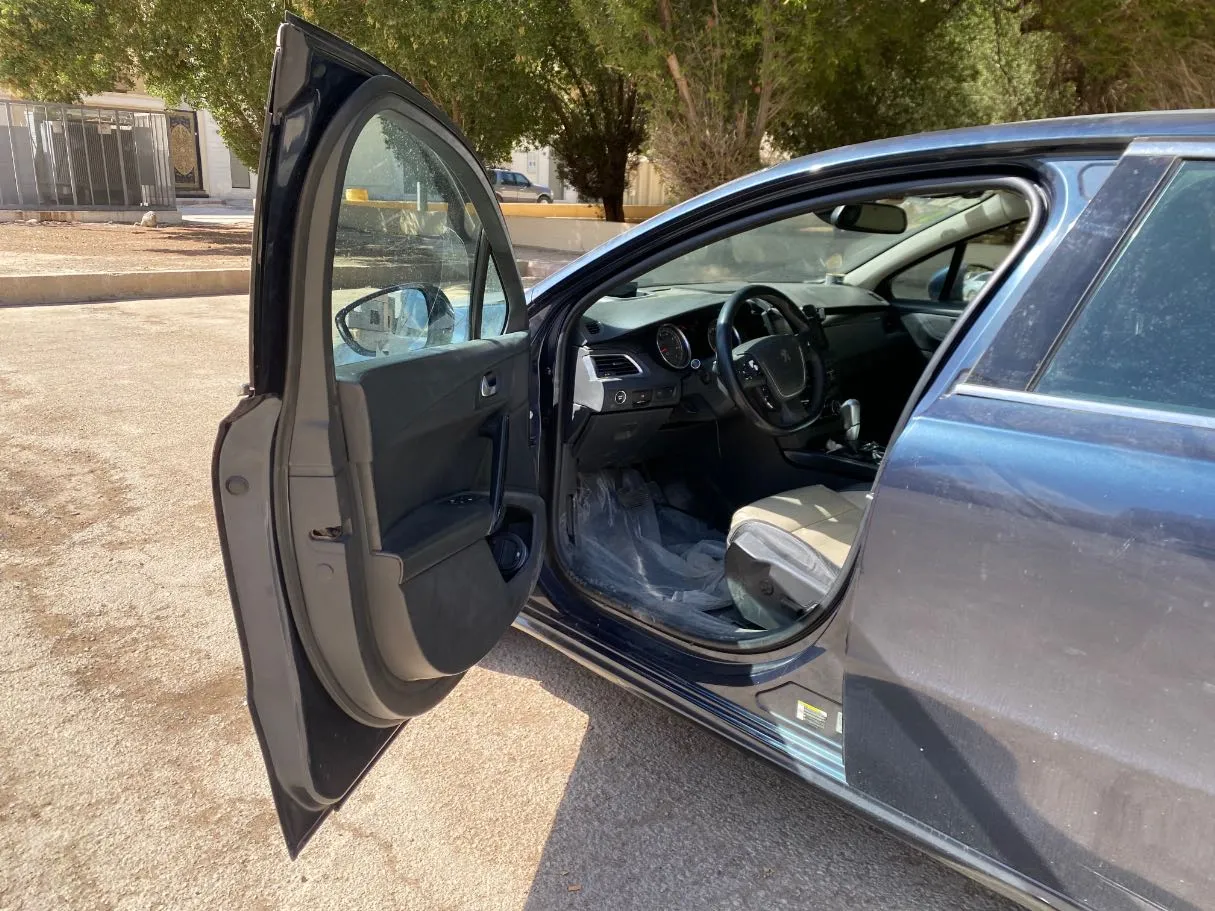 Car image 9