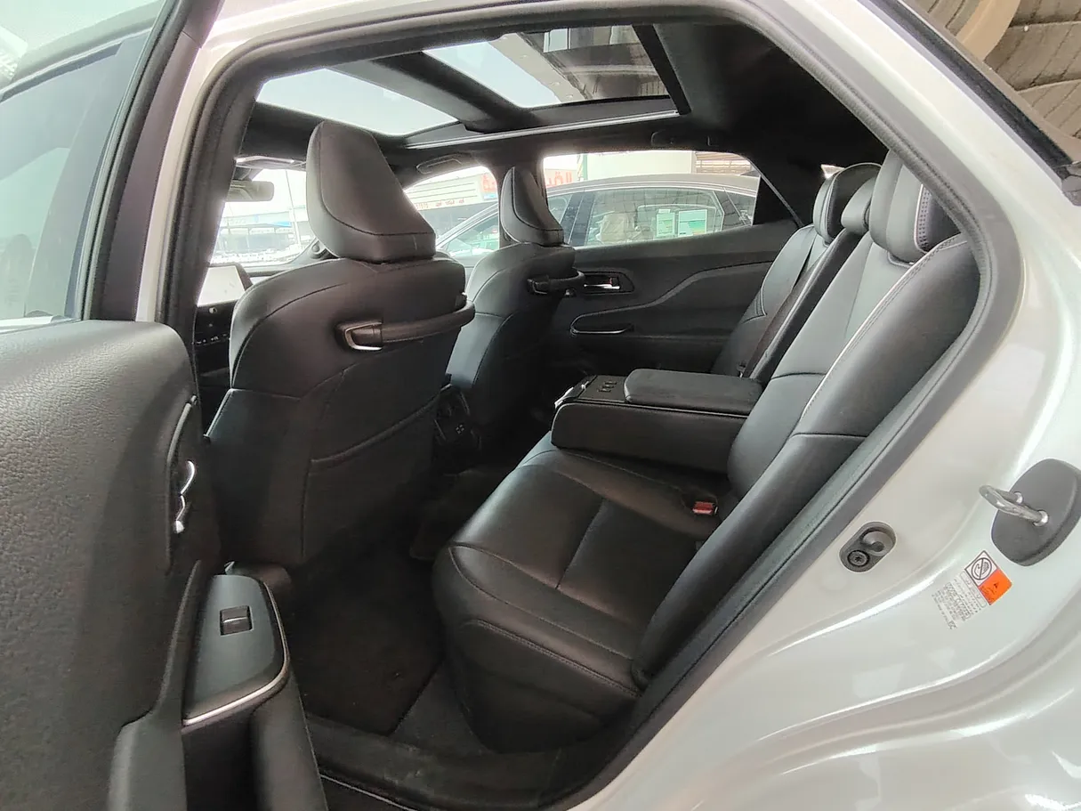 Car image 24