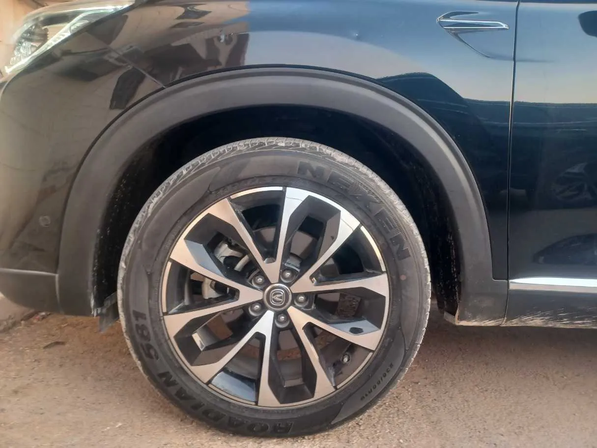 Car image 9