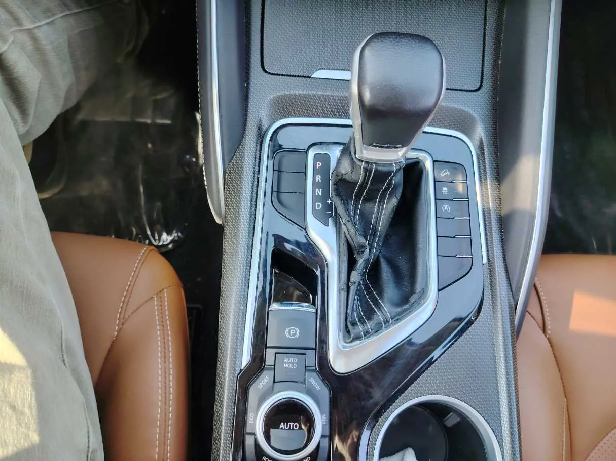 Car image 19