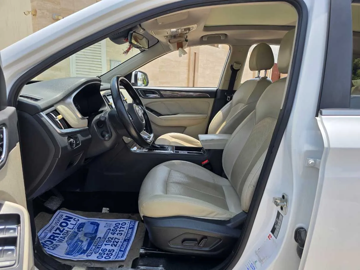 Car image 12