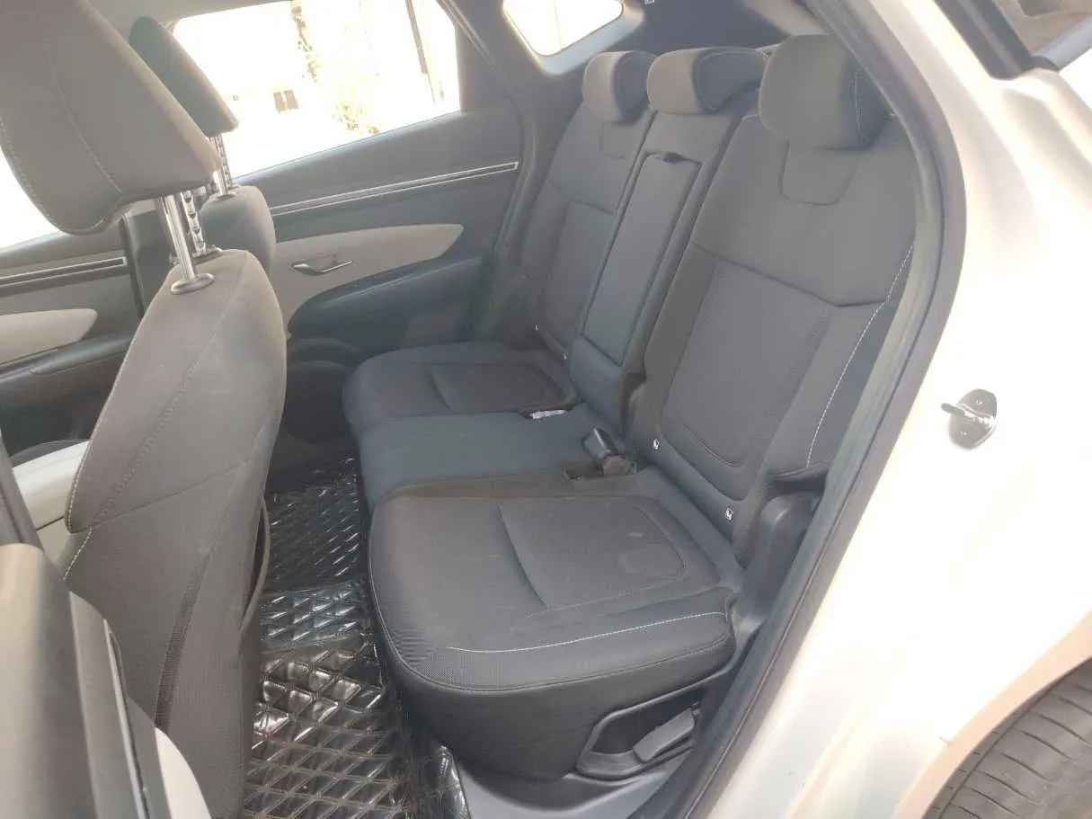 Car image 16