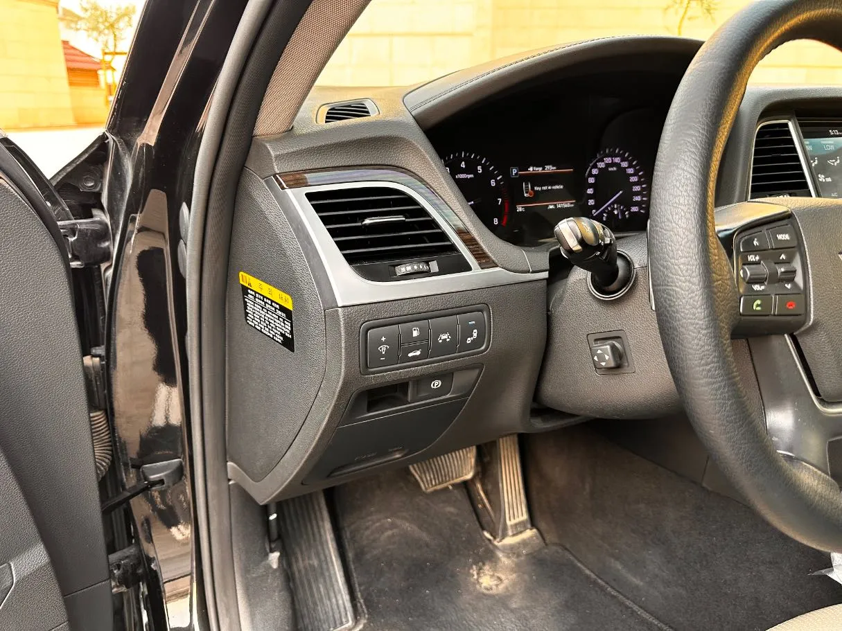 Car image 26