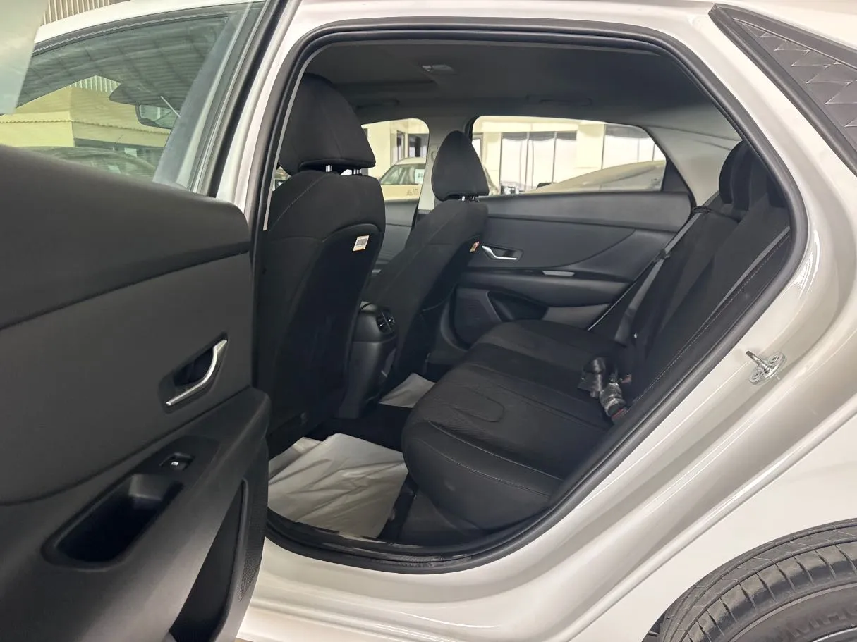 Car image 17