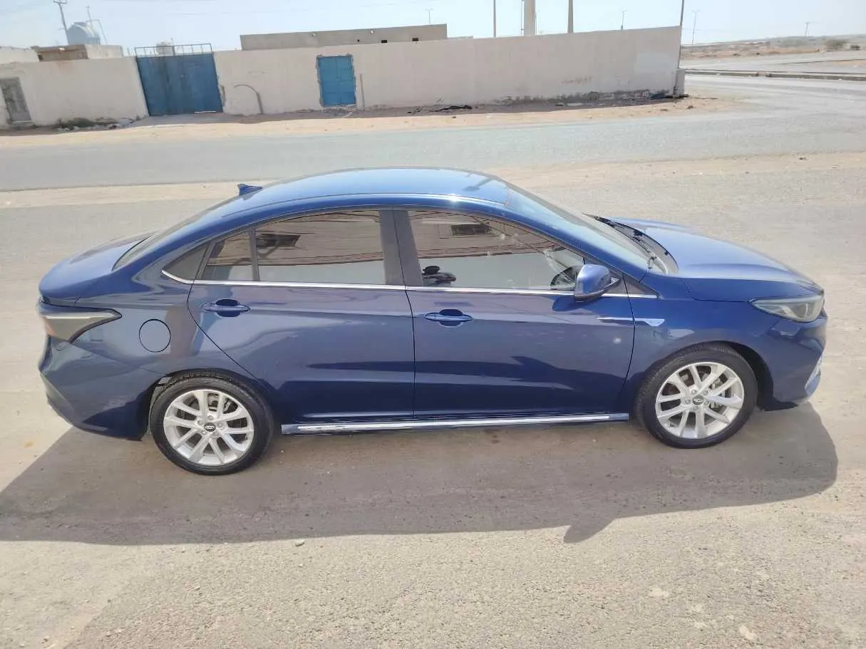 Car image 4