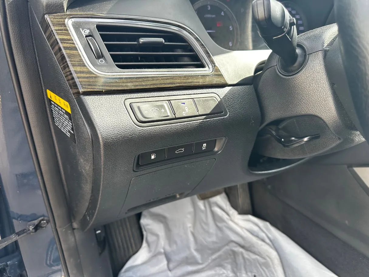 Car image 27