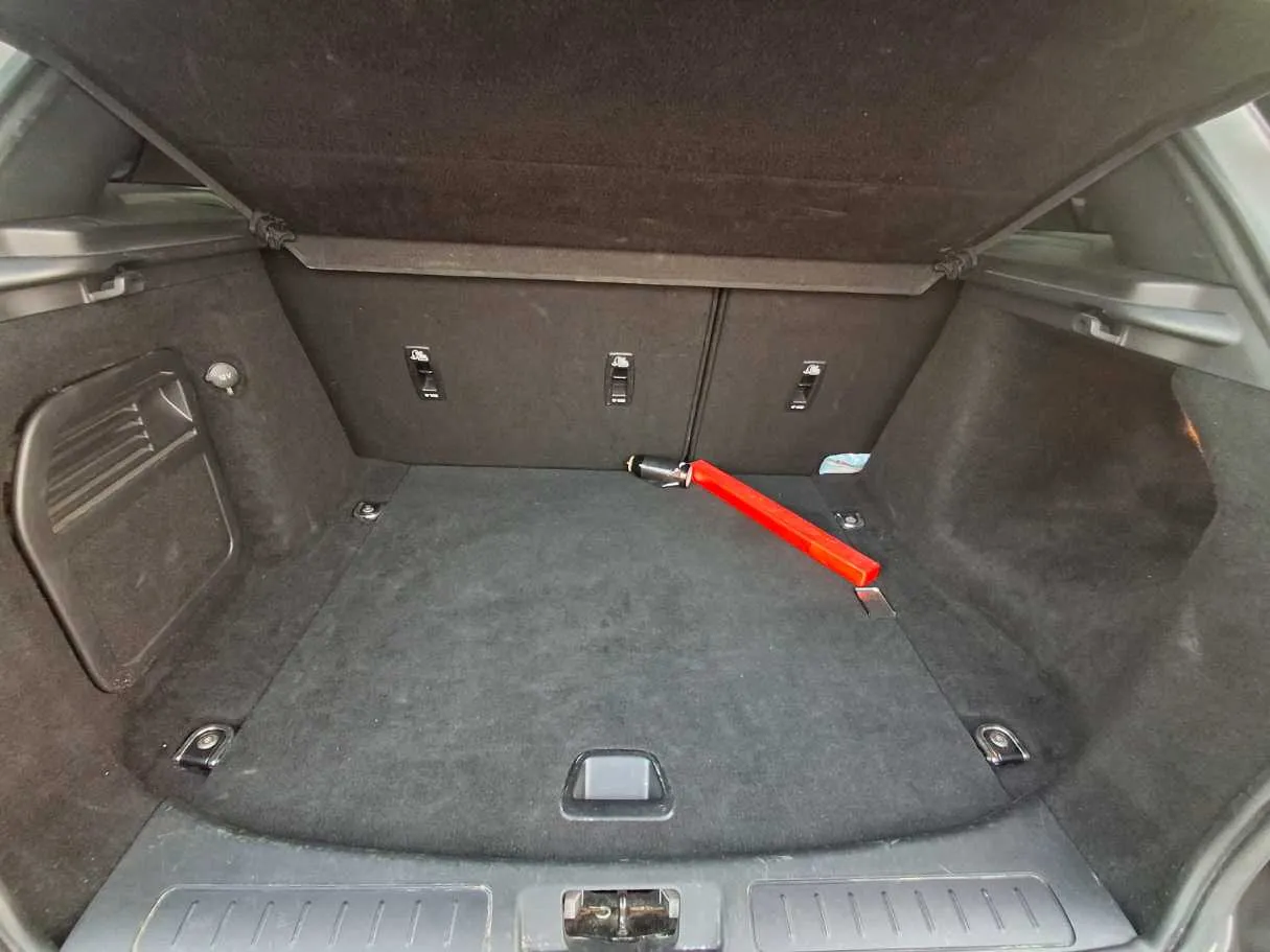 Car image 19