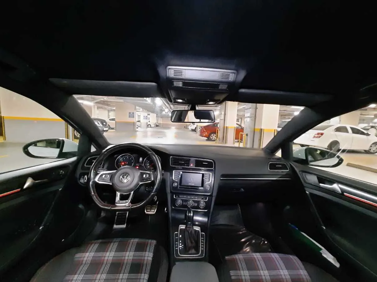Car image 14