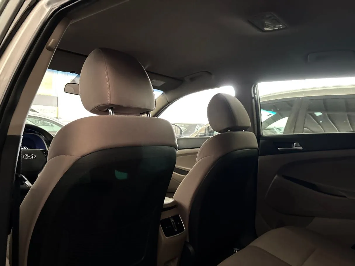 Car image 18