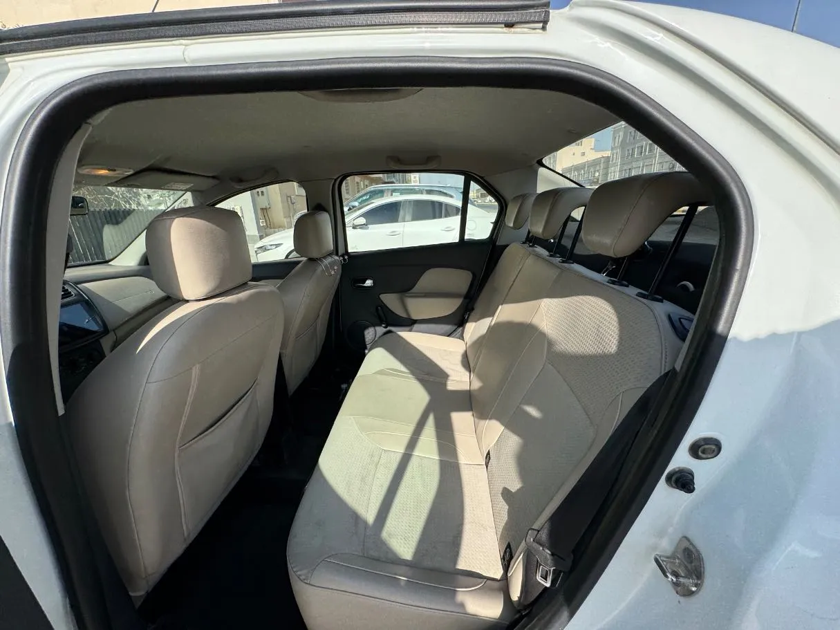 Car image 13