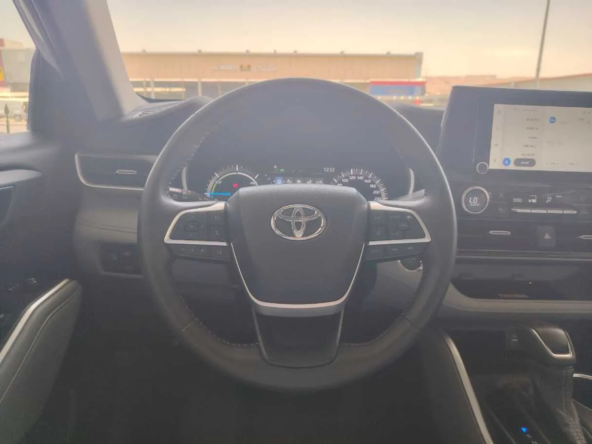 Car image 25